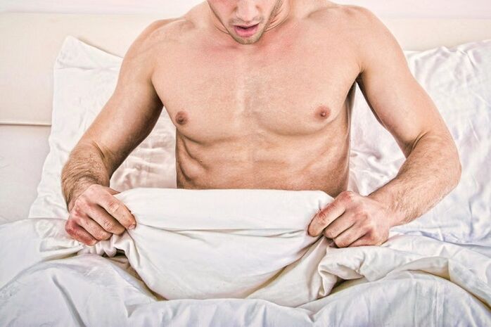 Un uomo pensa a un aumento del pene