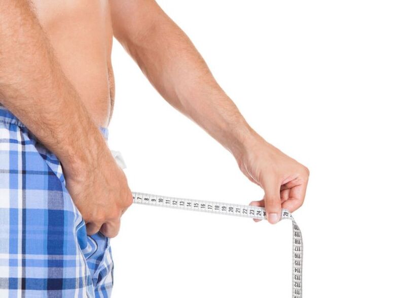 L'uomo misura il suo pene con un centimetro